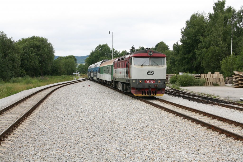 749 256-4 fhrt am 14.07.11 in Richtung Budweis in den Bahnhof von Horni Plana ein.