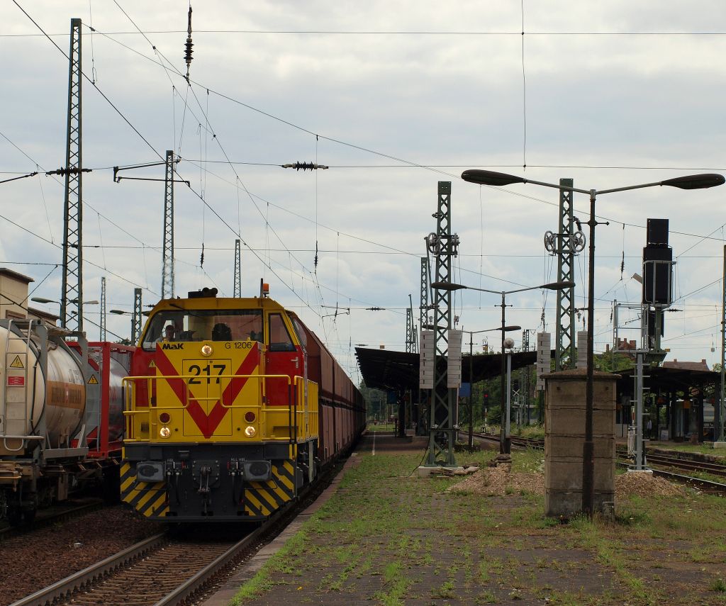 92 80 1275 217-8 D-MEG dieselte mit einem Kohlependel in den Bahnhof von Merseburg und wartete auf freie Fahrt. Merseburg 23.7.11. 