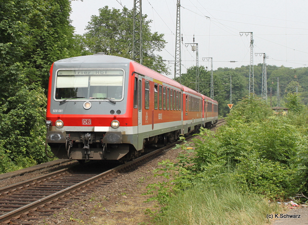 928 681 mit Verstrkung durch nochn 928er bei der Einfahrt in den Bahnhof Kln-West als RE nach Tier... Man bedenke, dass das mal ne 218er Leistung war und in absehbarer Zeit ne Leistung von Lint-Triebzgen wird... (19.05.2011)