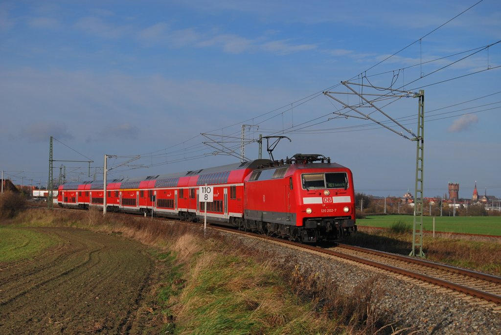 Ab nach Hamburg.Am 15.11.201 bespannte die 120 202 den RE 1 in Metropole an der Elbe.Kurz nach Start in Rostock wurde sie in Gragetopshof abgepasst.