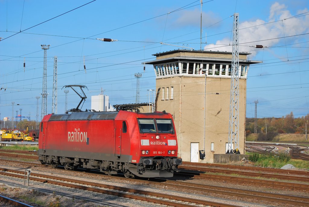 Ab zum Zug!!185 164 bespannte am 15.11.2010 den Lkw-Walter Blockzug TEC 42153 von Rostock-Seehafen nach Verona.Am Stw R20 konnte sie erstmal geknipst werden.