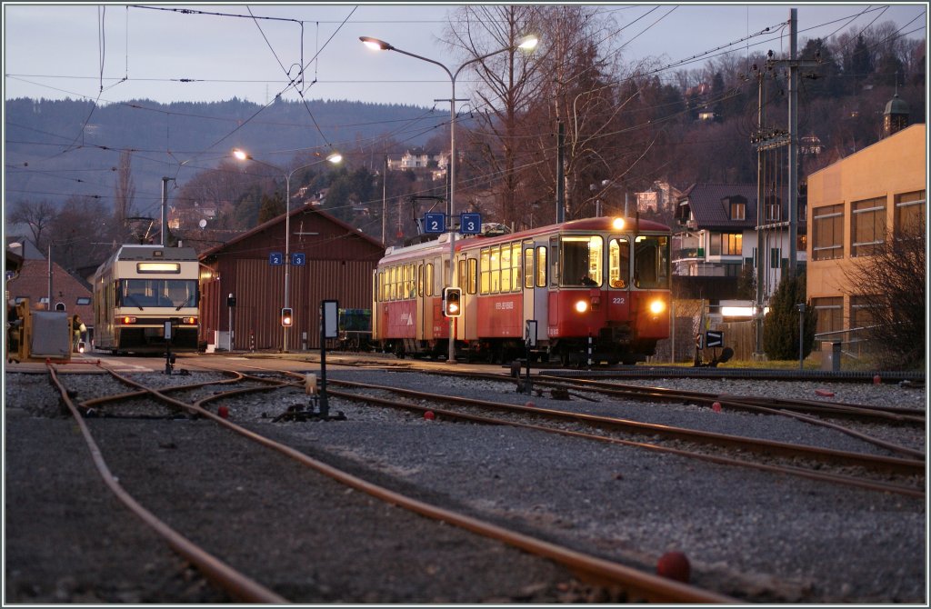 Abendstimmung in Blonay: 
GTW nach Vevey und  BDeh 2/4 mit sein Bt 222 nach les Pleiades. 
04.02.2011