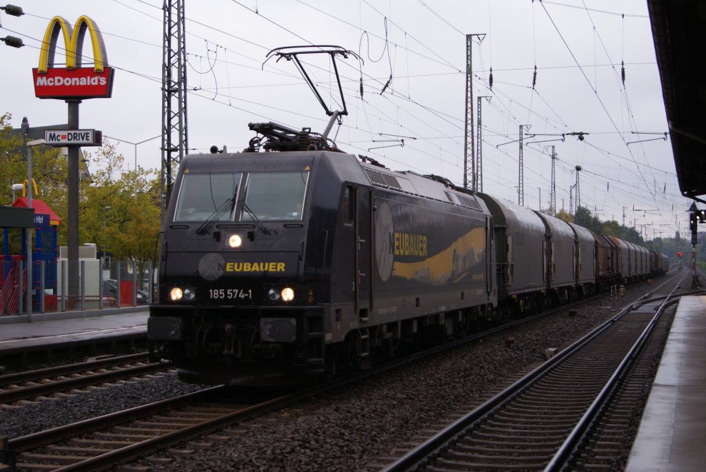 Alexander Neubauer 185 574-1 mit dem 53271 von Hagen Gbf nach Weil am Rhein in Solingen Hbf am 16.10.2010