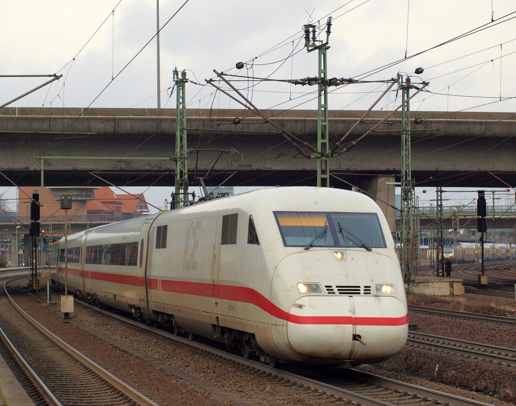 Als ICE 789 nach Mnchen Hbf fuhr 402 001-2  Rheinsberg  aus dem Bahnhof von Hamburg-Harburg am 15.1.