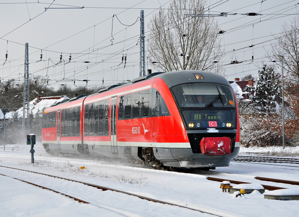 Als RE aus Wismar kommend rollt der 642 049 am 04.02.2012 in den Bahnhof Rostock.