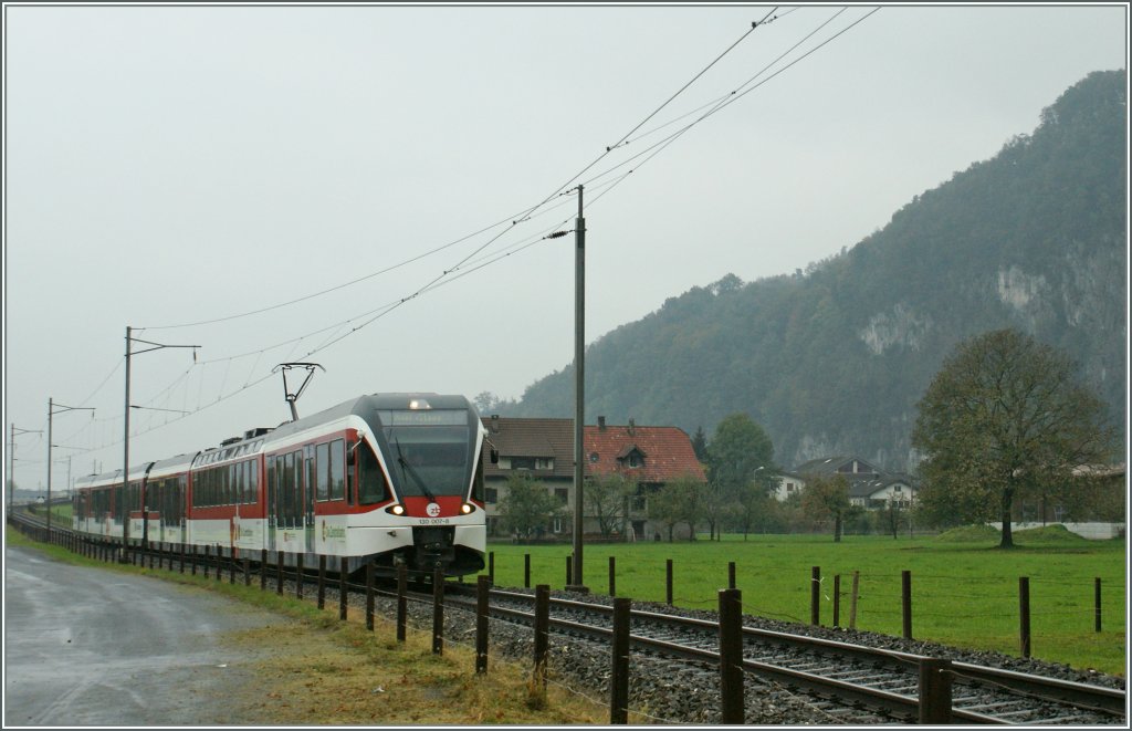 Als  S-Bahn mit Panoramawagen  wird die S 4 im Kursbuch beworben, hier ist ie S 4 kurz vor dem Ziel in Stans zu sehen.
18.10.2010