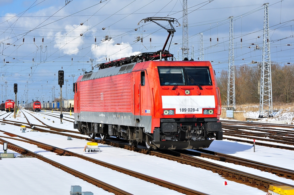 Als T66515 (Ros.Seehafen-Mukran)vrelsst die 189 028 am 22.03.2013 Rostock-Seehafen.