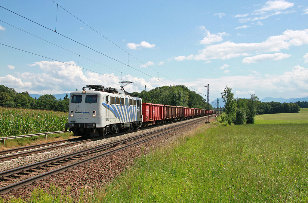  Altbau -E-Lok 139 177 als Zebra in Diensten von Lokomotion auf der Fahrt nach Mnchen beim Block Hilperting bei Rosenheim am 26.7.2011.  