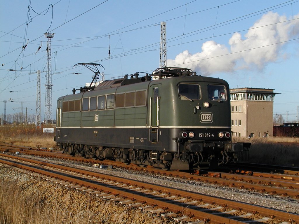 Am 04.12.2007 rangiert 151 049 in Rostock-Seehafen.