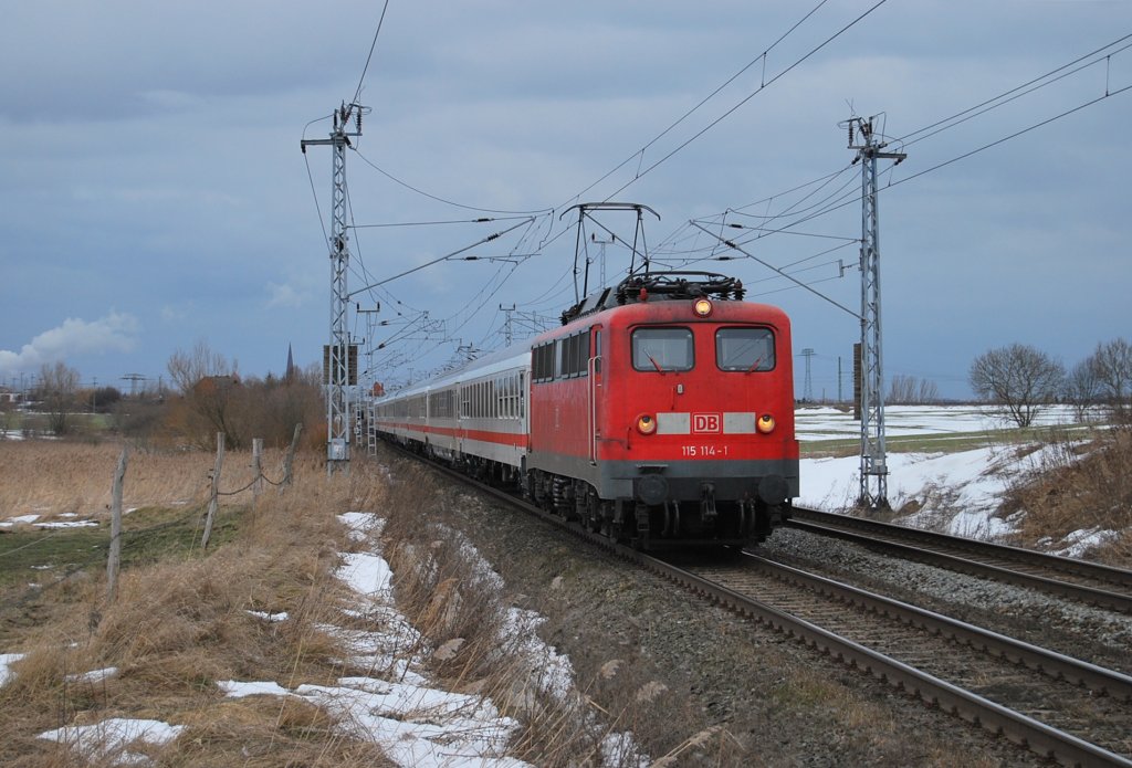 Am 07.03.2010 rollt die 115 114 mit dem IC 1809 nach Kln durch Sildemow in Richtung Schwerin.