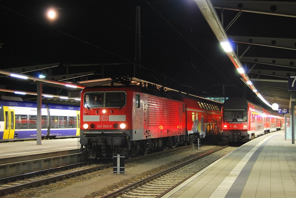 Am 08.08.2009 steht die 143 952 mit ihrer S-Bahn nach Warnemnde in Rostock Hbf.