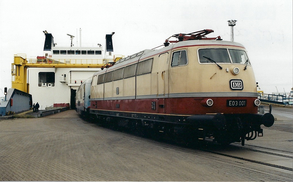 Am 10.06.2005 berfhrte die E03 001 aus Schweden zurckgeholte  Panoramawagen .Direkt an der Fhre Mecklenburg-Vorpommern  wurde die Lok von etlichen Fotografen erwartet und geknipst.