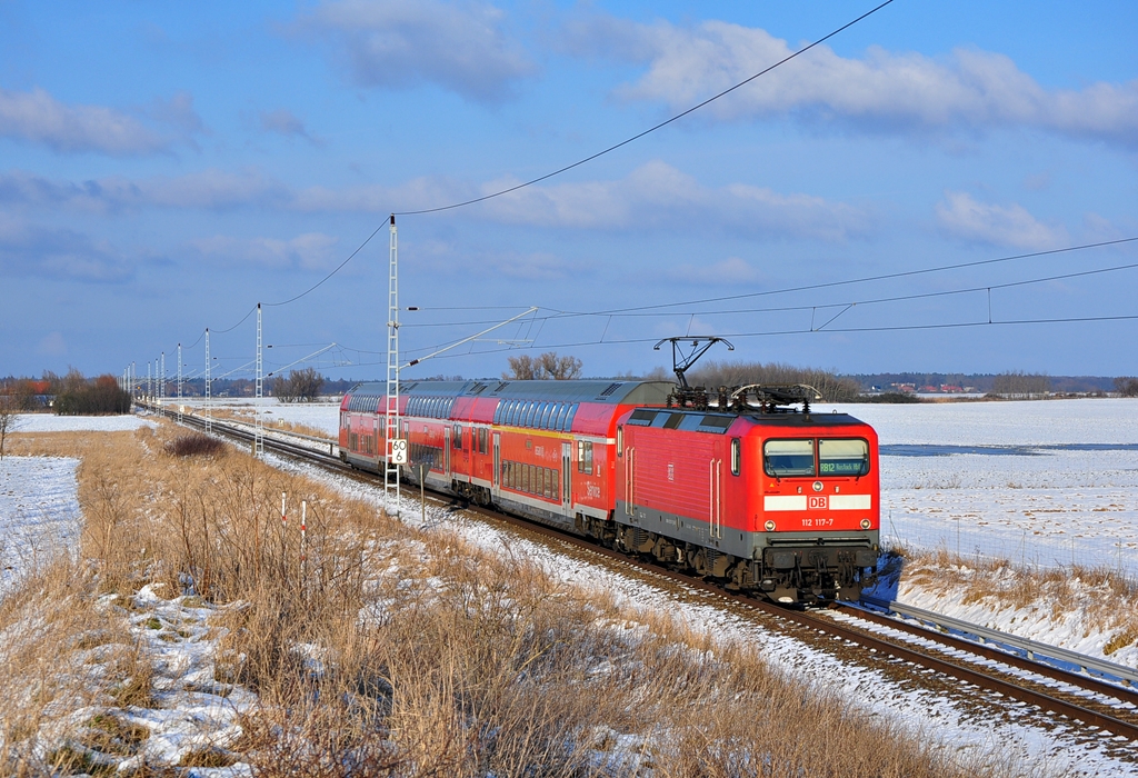Am 11.02.2013 ist die 112 117 mit der RB 13264(Ribnitz Damgarten-Rostock Hbf)unterwegs.Kurz vor Mnchhagen wurde sie geknipst.