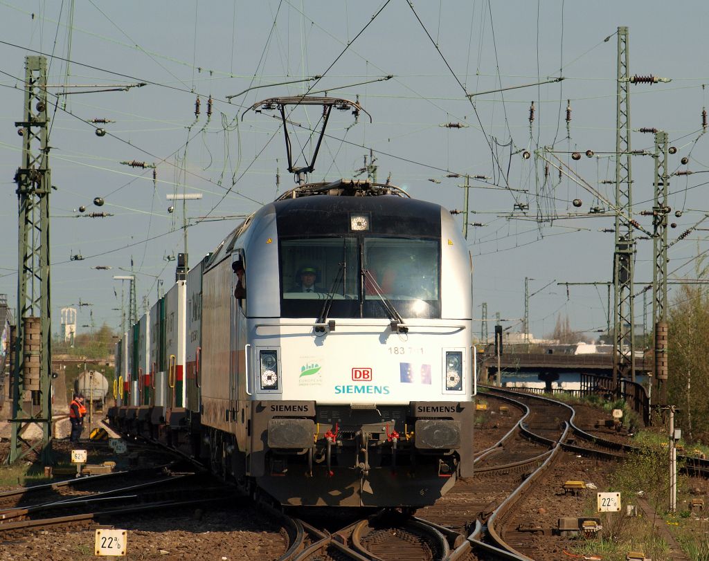 Am 15.4 fuhr der 183 701-2 mit dem  Zug der Ideen  in den Bahnhof von Hamburg-Altona ein.