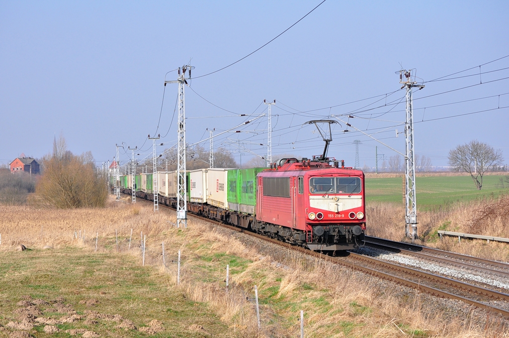 Am 16.03.2012 rollt die 155 219 mit dem KT 50271(Rostock Seehafen-Basel Bad Rbf)durch Sildemow in Richtung Schwerin.