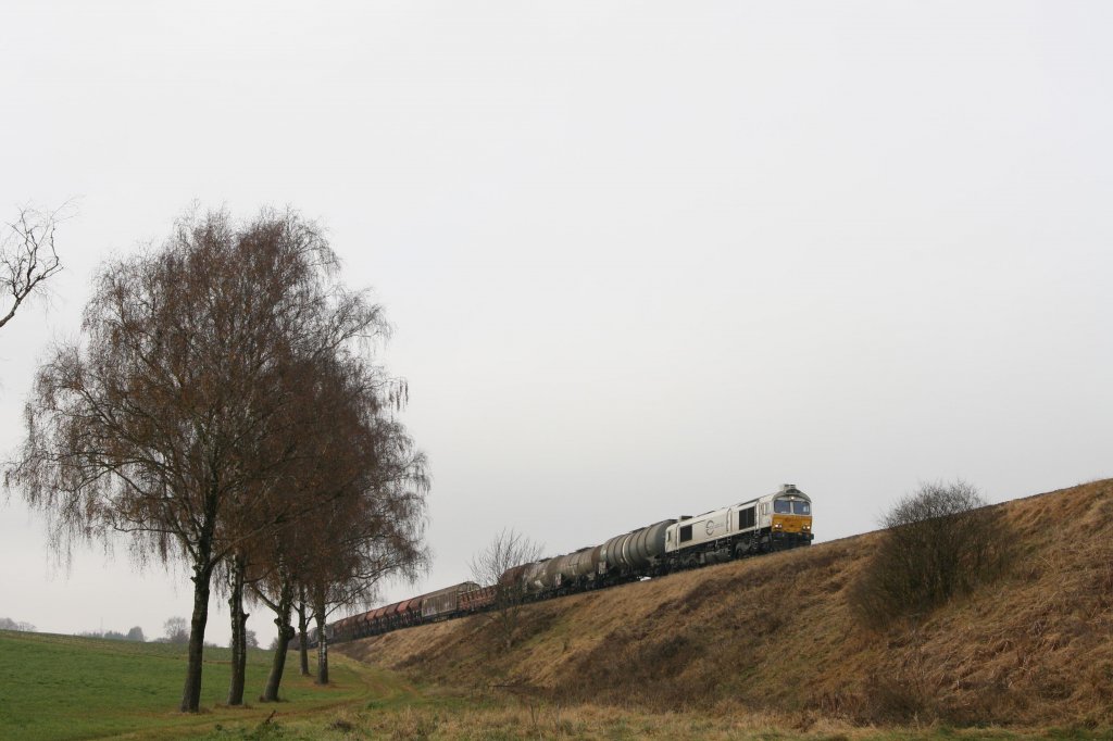 Am 20.11.11 befrderte 247 053-2 einen gemischten Gterzug bei Unterschwillach Richtung Mhldorf.
