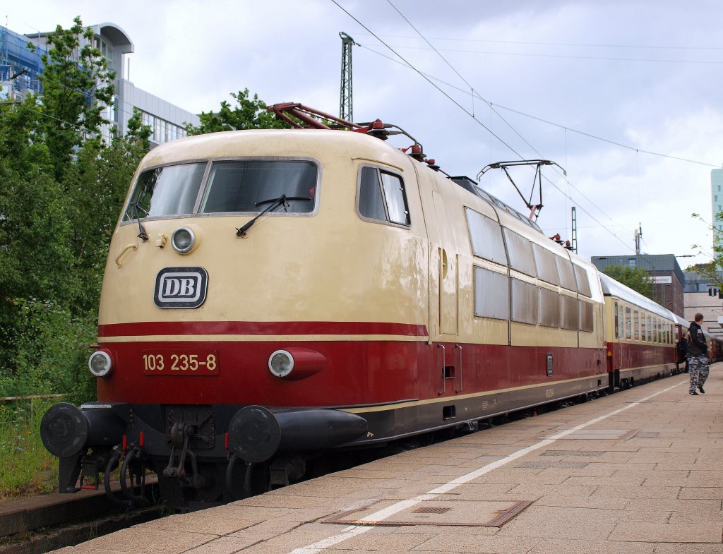 Am 20.6 wurde der IC 1817 das erstemal mit einer 103 bespannt. Zum Einsatz kam 103 235. Sie zog den IC 1817 mit historischen Wagenpark pnktlich um 1440 aus dem Bahnhof Hamburg-Altona. Gru geht an den TF !!!