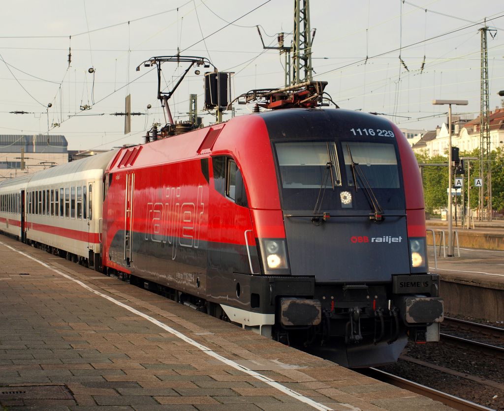 Am 20.8. zog 1116 229  Railjet  den IC 2083 nach Berchtesgarden. Hier steht der Taurus im Bahnhof Hamburg-Altona und wartete auf die Abfahrt.