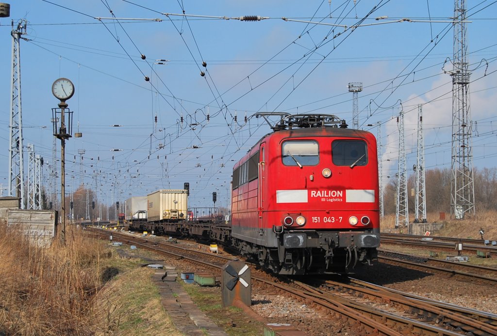 Am 22.03.2010 bespannte die  151 043 den TEC 41911(Rostock Seehafen-Wels Vbf).Bei Ausfahrt wurde sie abgepat.