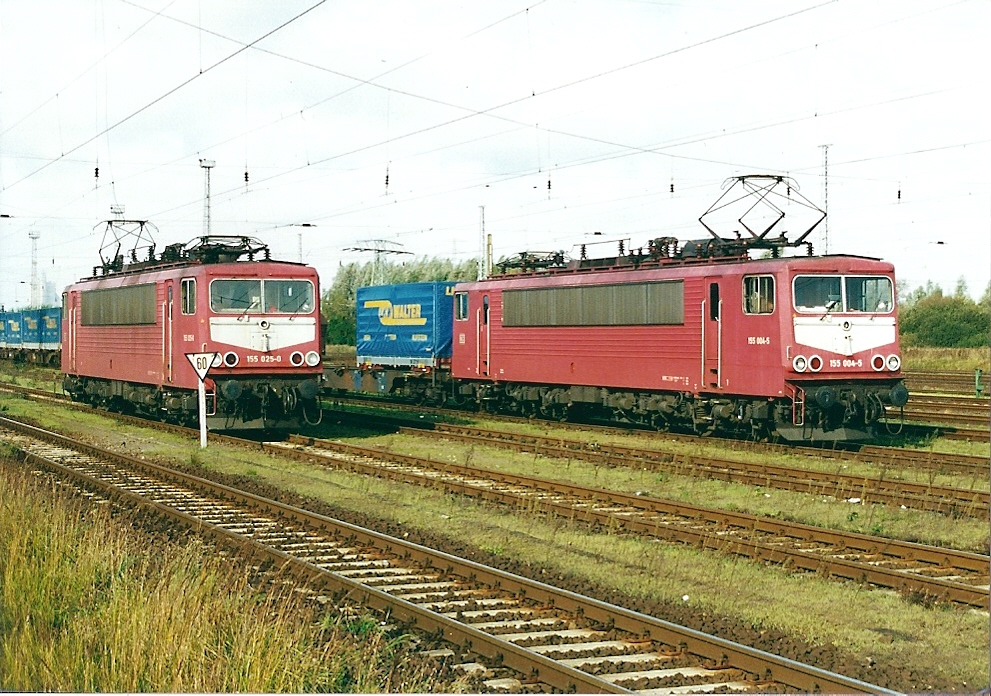 Am 28.10.2001 stehen die 155 004 und die 155 025 in Rostock-Seehafen.