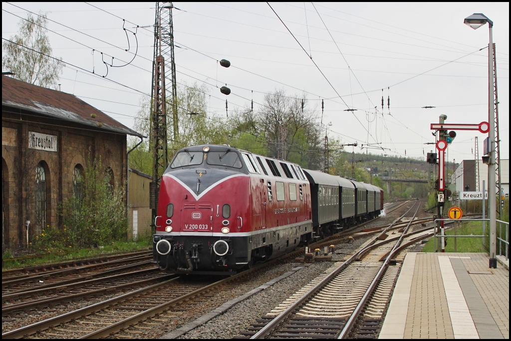 Am 29.04.12 fuhr die Museumseisenbahn Hamm mit der V200 033 nach Stockheim (Obstblte in der Wetterau). Hier bei der Durchfahrt von Kreuztal.