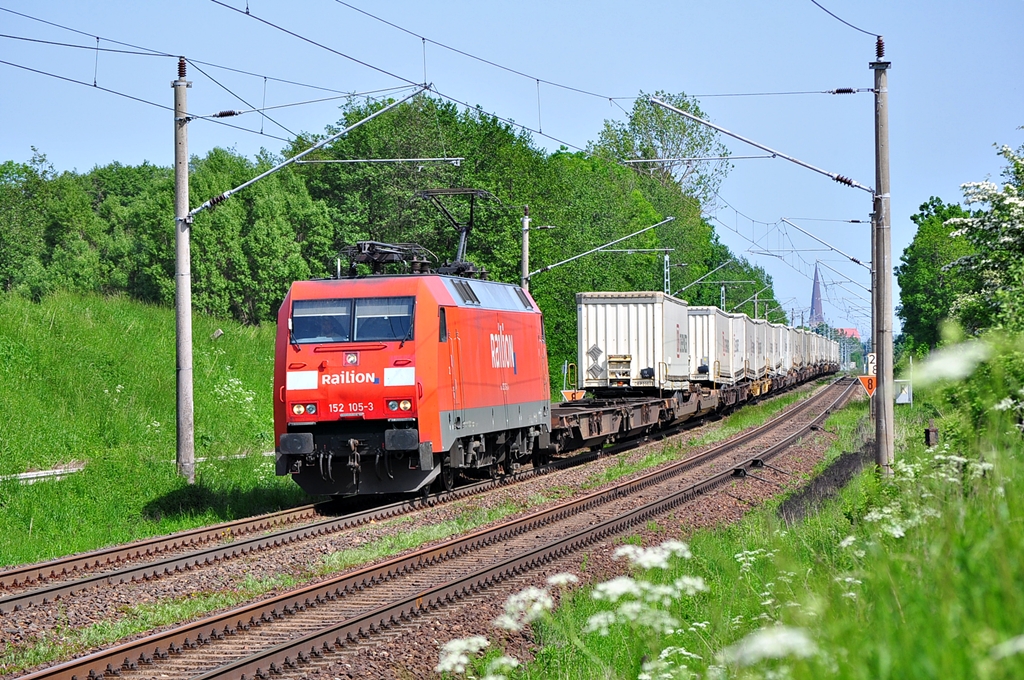 Am 31.05.2013 rollt die 152 105 mit dem KT 42149(Ros.Seehafen-Verona Q.E) durch Sildemow in Richtung Schwerin.