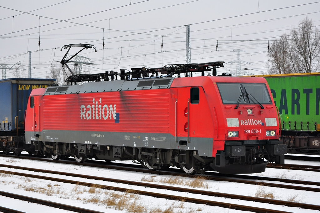 Am KLV-Zug 42153 zeigt sich am 13.02.2012 die 189 058.