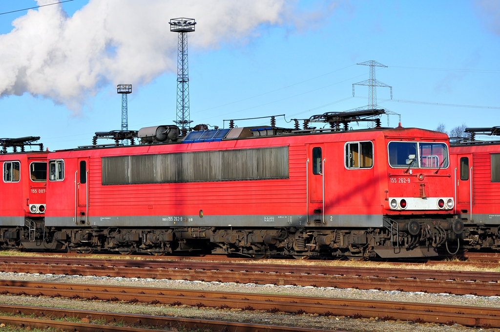 Auch 155 262(LEW 1984/18282) hat hoffentlich nur eine kurze Pause in Rostock-Seehafen.Die z-gestellte Lok zeigt sich am 02.01.2013 im Bahnhof an der Ostsee.