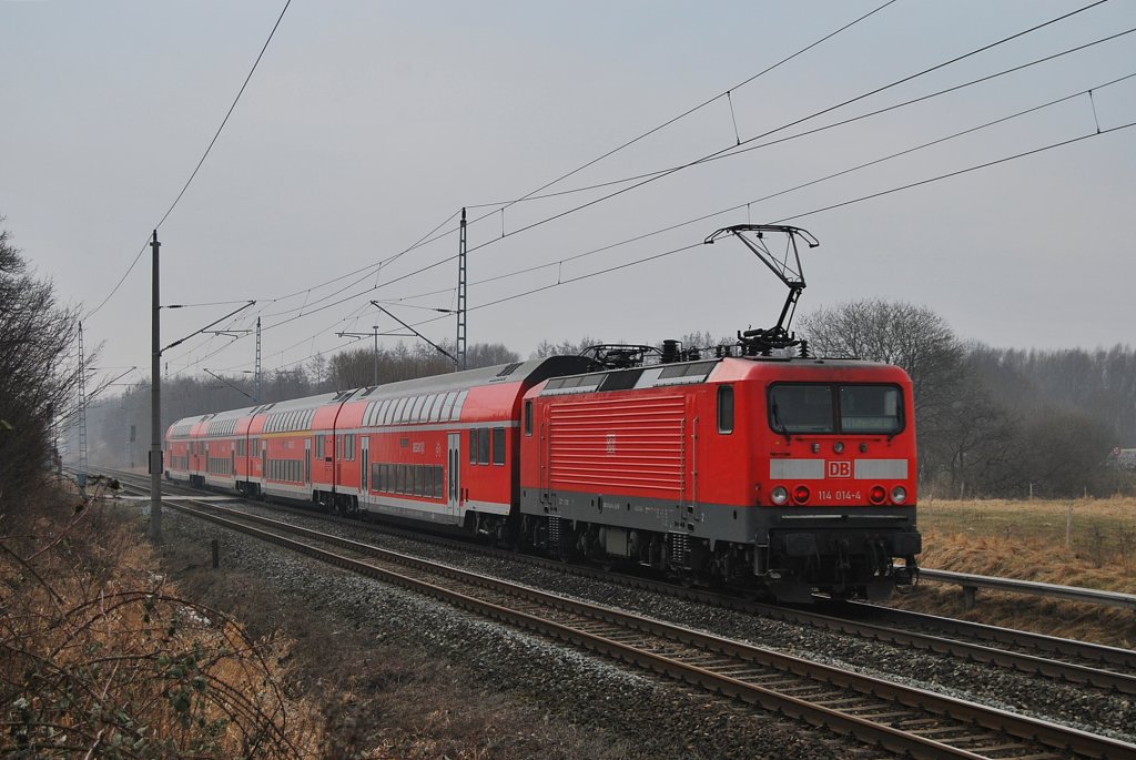 Auch ein schner Rcken kann entzcken...114 014 mit der RE 5 nach Wittenberg rollt am 27.02.2011 durch Sildemow.Nchster Halt ist Gstrow.