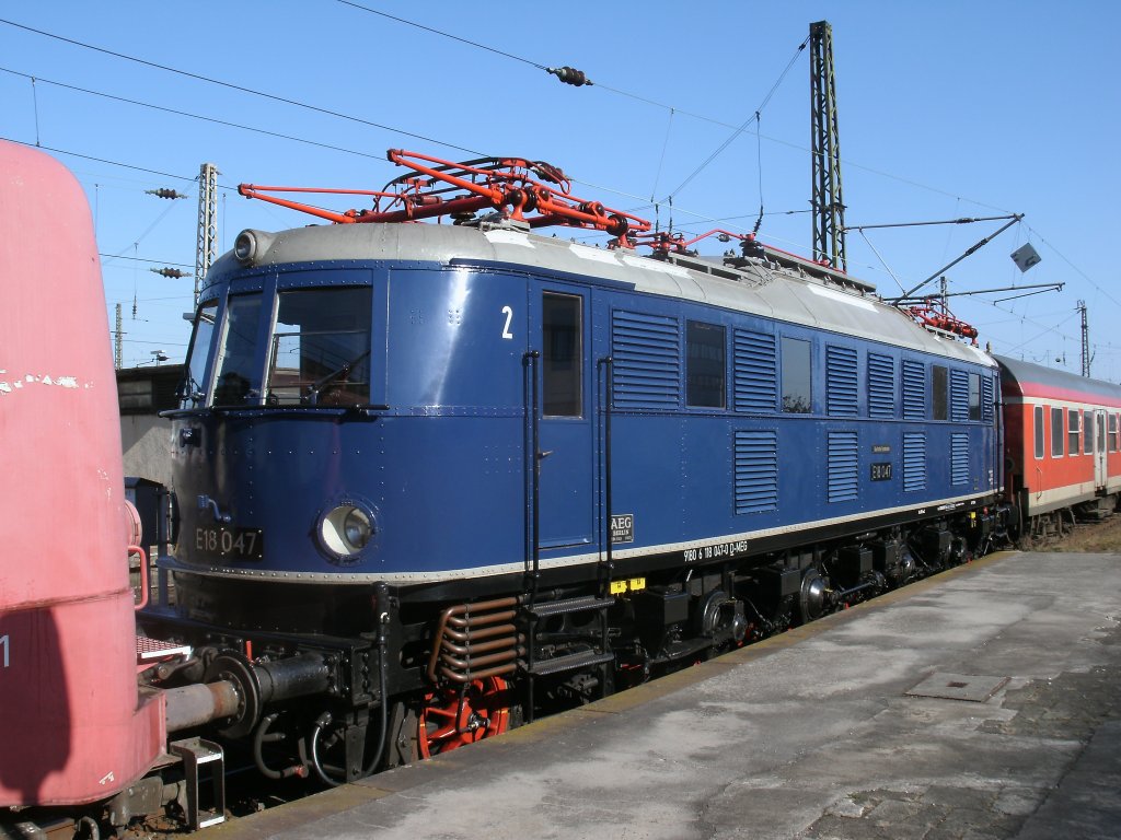 Auch die Schne E18 047 steht in Leipzig auf dem Museumsgleis.Aufnahme vom 26.Mrz 2012.