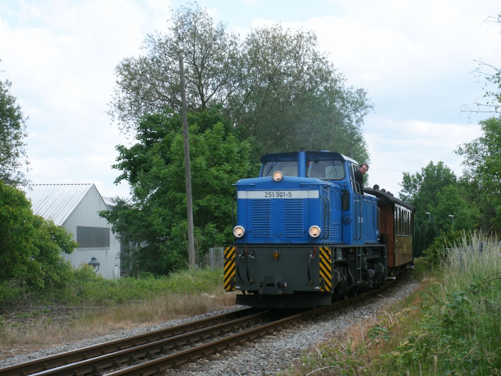 Auch Sie fhrt wieder zwischen Putbus und Lauterbach Mole:251 901.Hier fotografierte ich Sie als Zuglok beim Verlassen aus der Station Lauterbach Mole am 09.Juni 2012.