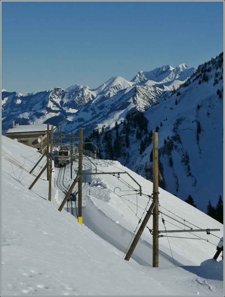 Auf 80 cm Spurweite von Montreux auf den Rochers de Naye: Tief verschneit zeigt sich die Strecke vom der Station Jaman Richtung Rochers de Naye.
12. Jan. 2012