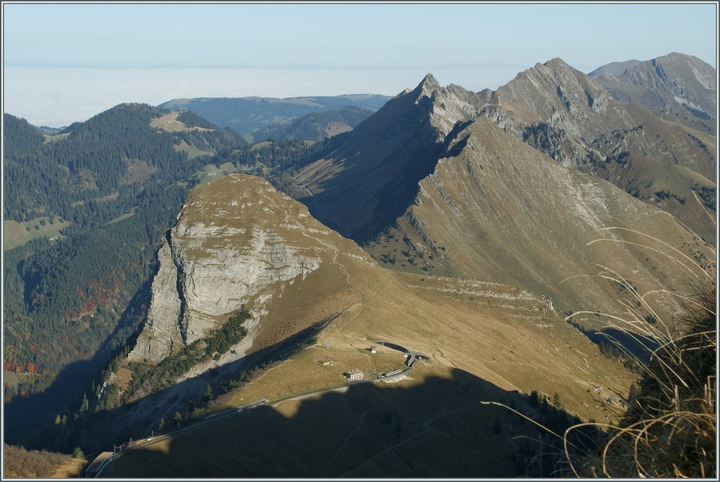 Auf 80 cm Spurweite von Montreux auf den Rochers de Naye: Ein berblick; im  unteren Bildteil ist ein Rochers de Naye Zug und die Station Jaman zu erkenen, der Bildbeherrschende Berg ist der Dent de Jaman. 
25. Okt. 2012