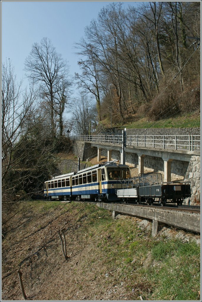 Auf 80 cm Spurweite von Montreux auf den Rochers de Naye: Bei Toveyre fhrt ein Zug mit zwei Vorstellwagen bergwrts. 
26. Mrz 2012