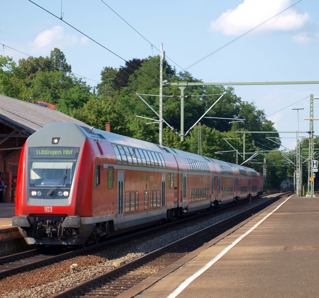 Auf dem Weg nach Tbingen verewigte ich den Regionalexpress 22039 von Stuttgart Hbf im Nrtinger Bahnhof am 9.8.