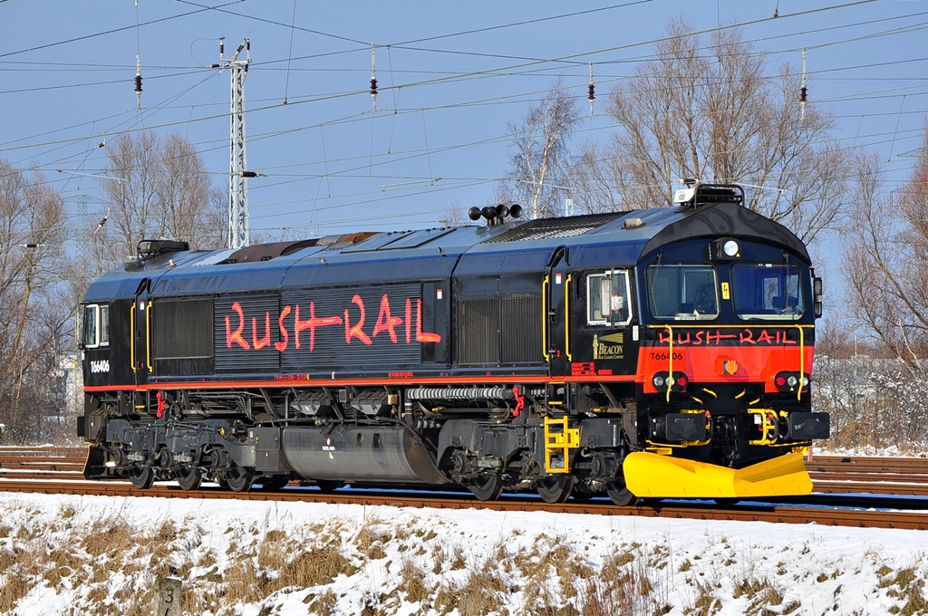 Auf die berfhrung nach Schweden wartet die Rush-Rail Lok 92 74 0066 406-0 S-BRLL.Am 11.02.2012 steht sie in Rostock-Sehafen.