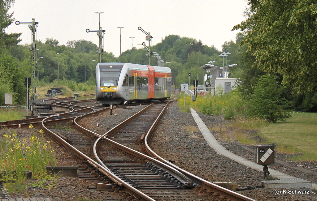 Bahnhof Altenkirchen(Westerwald)mit ausfahrenden GTW 2/6 nach Limburg(Lahn) am 15.06.2011 bei nicht so optimalen Fotowetter (Regen, bewlkter Himmel)