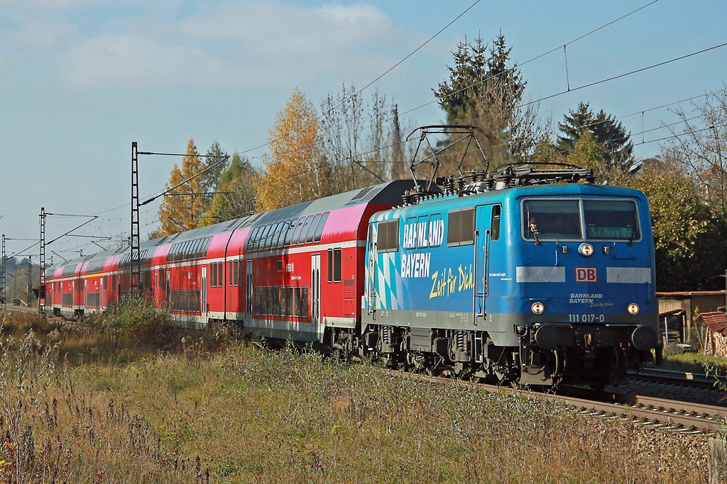 Bahnland-Bayern-Maxl, die DB 111 017 mit Mnchen-Salzburg-Express bei der Einfahrt in Grokarolinenfeld am 29.10.2011.