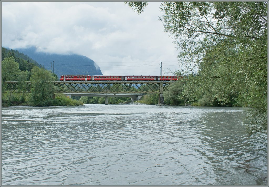 Be 4/4 als S-Bahn Richtung Chur auf der Rheinbrcke bei Reichenau am 13.08.2010