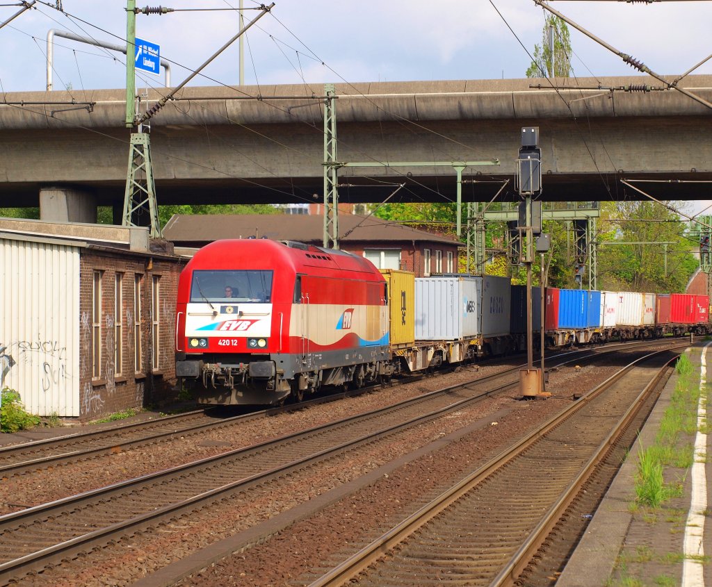 Bei schnstem Sonnenschein durch fuhr der EVB Runner  420 12  mit einem Containerzug durch Hamburg-Harburg am 14.5.