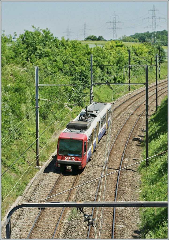 Bem 550 001 zwischen Russin und Satigny auf der Fahrt Richtnung Genve.
Gut ist die schwere SNCF Gleichstrom Fahrleitung zu erkennen.
29. Mai 2009 