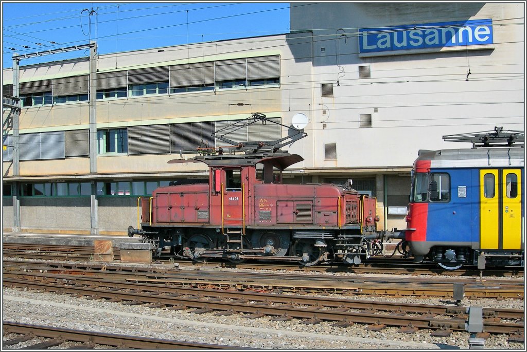 Bevor die Ee 922 die alten Ee 3/3 ablsen nutze ich die Gelegenheit die Stangenlok zu fotografieren. Hier die Ee 3/3 16406 beim Rangieren in Lausanne am 29. Sept. 2010.

