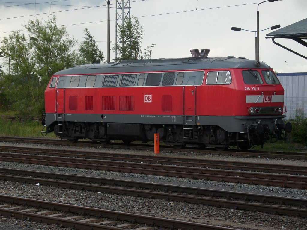 Bis zur Rckleistung am Nachmittag nach Heringsdorf stand 218 374 am 25.Juli 2009 am Gterboden von Stralsund.