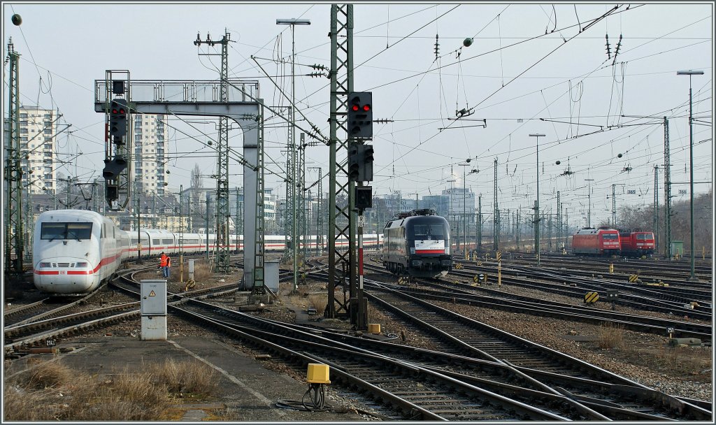 Blich aufs Stuttgarte Bahnhofsvorfeld mit einem ausfahrenden ICE und weiteren Details. 
17.03.2010