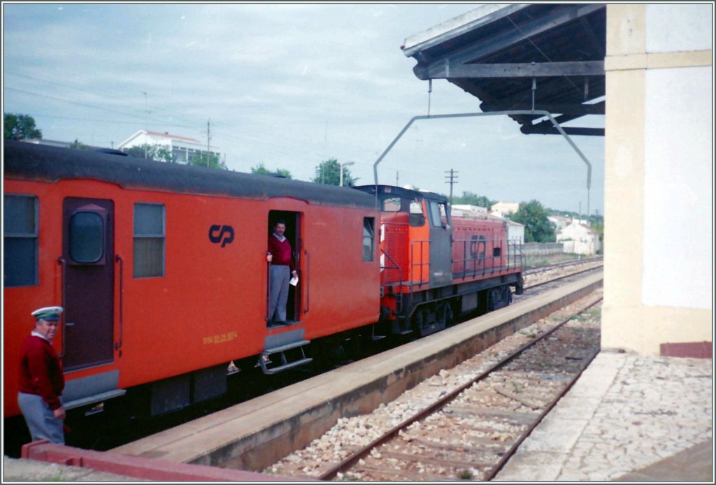 Blick von der Gterrampe aus auf den IR 2872 Lagos - Lisbao beim Halt in Alcantarilha im Mai 1993. 