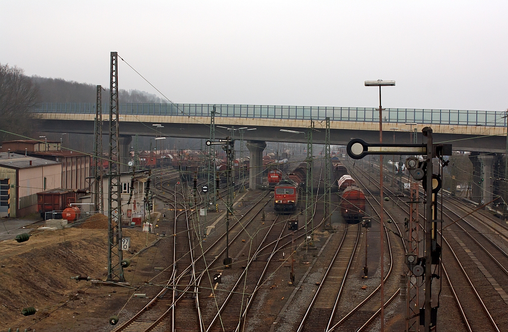 Blick von Langenauer Brcke auf den Rangierbahnhof Kreuztal am 10.03.2012.