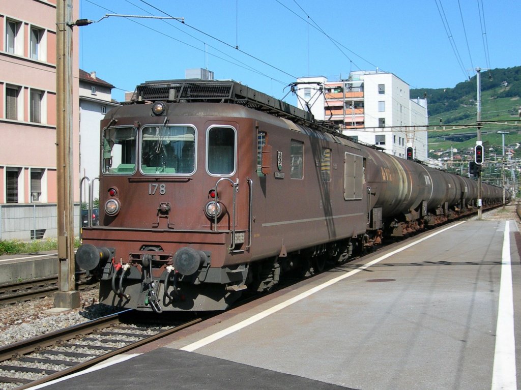 BLS Re 474 N 178 mit einem Kesselwagenzug in Vevey am 16. Juli 2007.