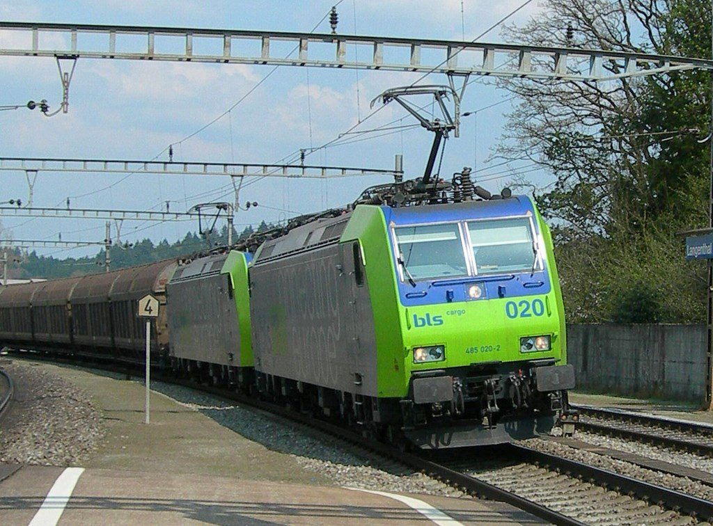 BLS Re 485 020-2 und eine Schwesterlok mit einem Gterzug bei der Durchfahrt in Langenthal am 22.April 2006.