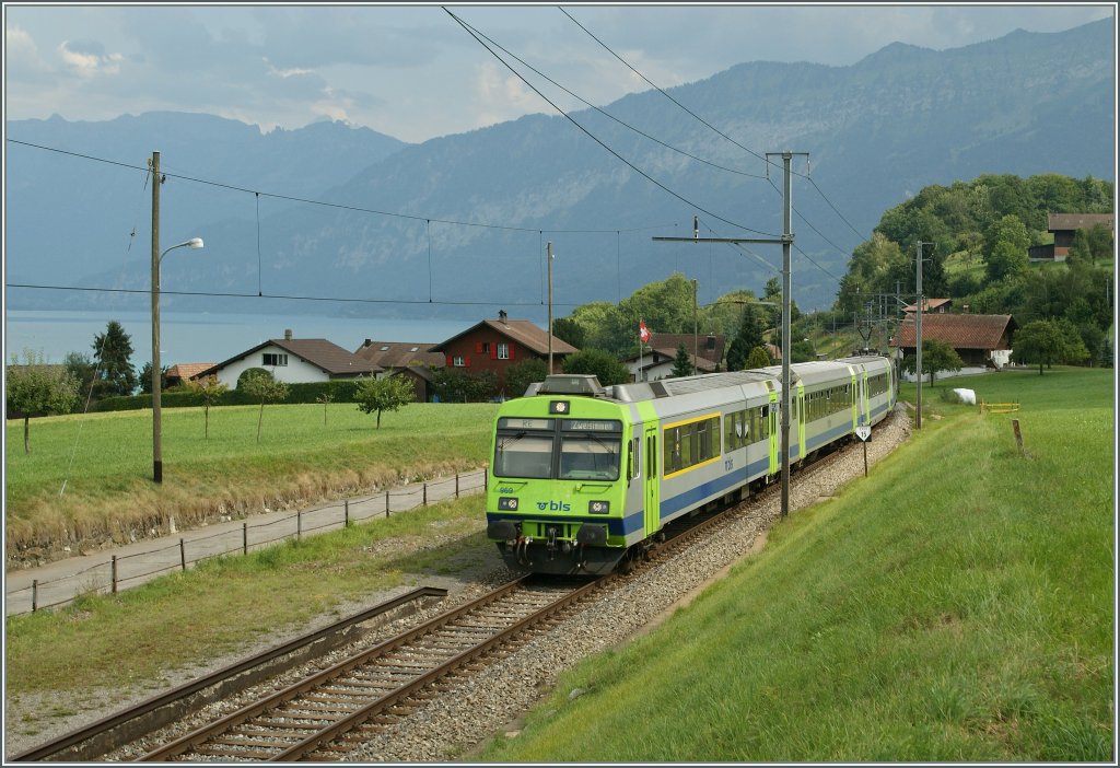 BLS Regionalzug Spiez Interlaken bei Faulensee.
20. Aug. 2012
 