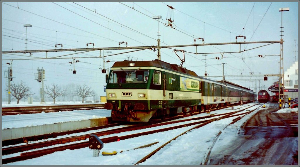 BT Re 4/4 N 95(Re 456) mit dem Voralpenexpress in Pfffikon (SZ) im Januar 2001.